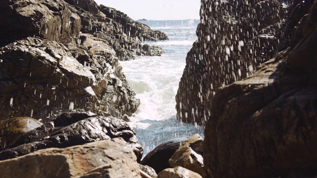 海浪撞击温哥华岛的岩石视频素材