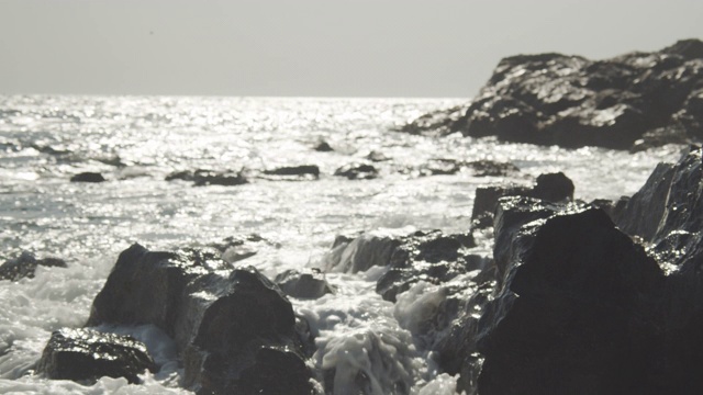 海浪撞击岩石视频素材