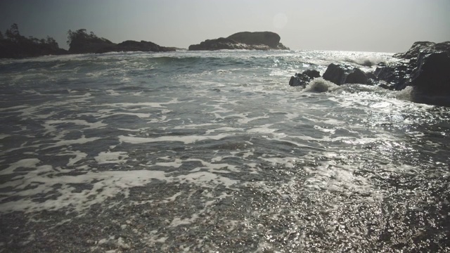 阳光下的海浪向岸边移动视频素材