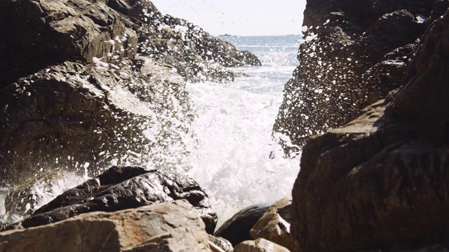 海浪冲击着岩石海岸视频素材