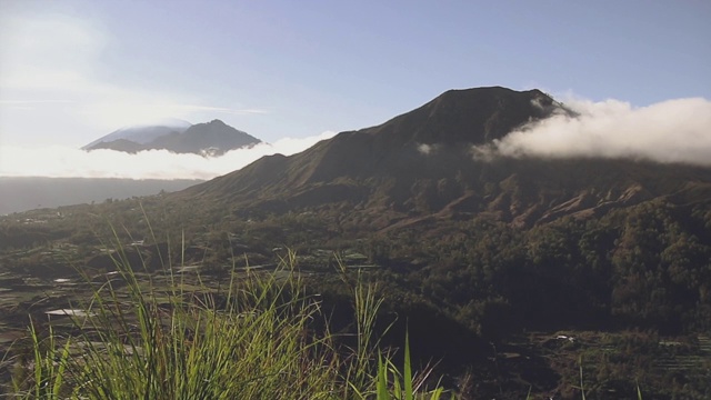 在黎明的云层中看到三座火山。印尼巴厘岛视频素材