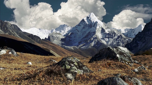 伟大的Ama Dablam山徒步到珠穆朗玛峰基地营地。尼泊尔喜马拉雅山脉。斯坦尼康拍摄的雪山和运行的云。UHD 4 k视频素材