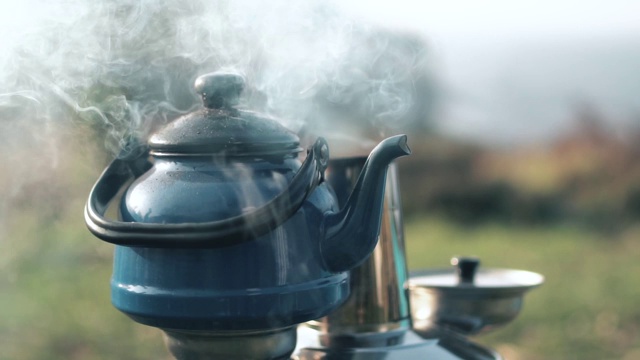 慢动作茶壶在茶壶火上沸腾视频素材