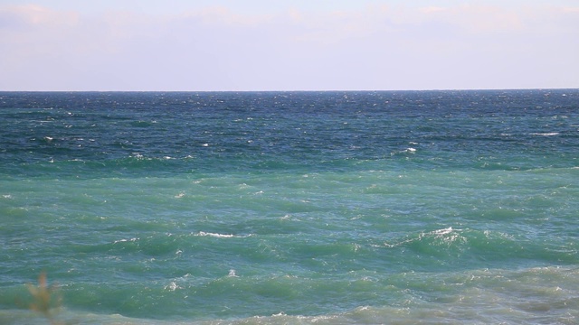 海岸附近汹涌的海浪视频素材