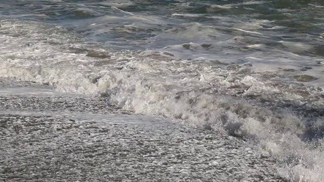 海岸附近汹涌的海浪视频素材