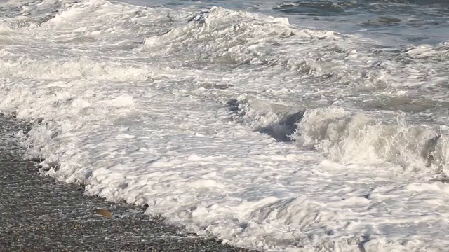 海岸附近汹涌的海浪视频素材