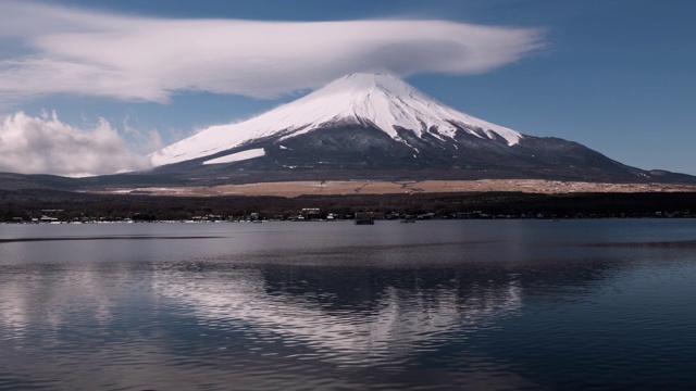 富士山上的透镜状云倒映在山中湖中(延时/缩小)视频素材