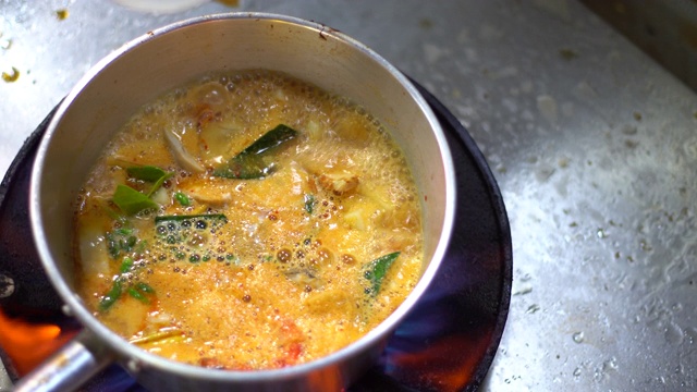 冬阴功是很受欢迎的泰国菜。配海鲜，辣椒，蘑菇和香料的酸味汤。配米饭。有选择性的重点。静物拍摄在工作室，清洁食品好味道的想法概念。视频素材