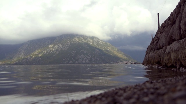 海湾风景山和遥远的村庄，多云的天气视频素材