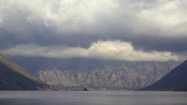 暴风雨季节的海湾和山脉视频素材