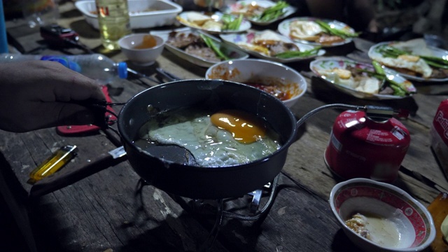 在森林里露营做饭，煮鸡蛋视频素材