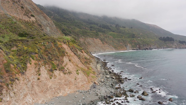 无人机拍摄到陡峭海岸线上的一条公路(大苏尔，太平洋海岸公路，加利福尼亚)视频素材