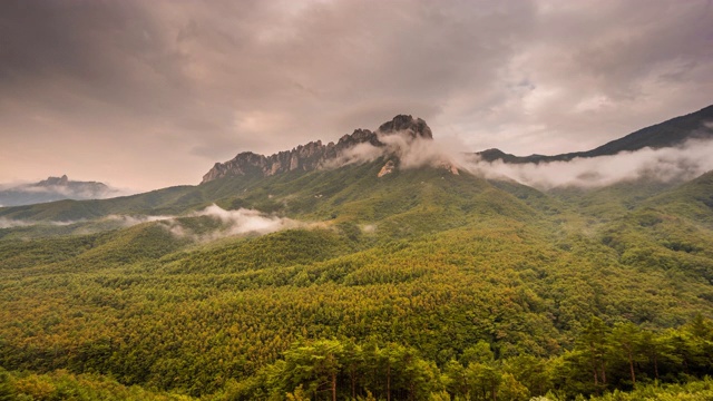 云景与云山巴维岩在雪山山/江原道，韩国视频素材