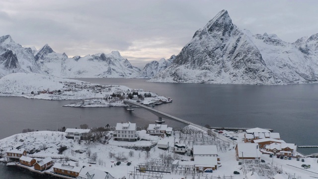 鸟瞰图的白色雪山罗浮敦群岛，Nordland县，挪威，欧洲。山和树，自然景观在冬季。前视图。模式纹理背景。视频素材