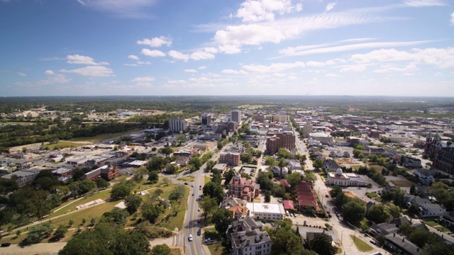 Macon Georgia Aerial v2低空飞过默瑟大学法学院，全景图视频素材