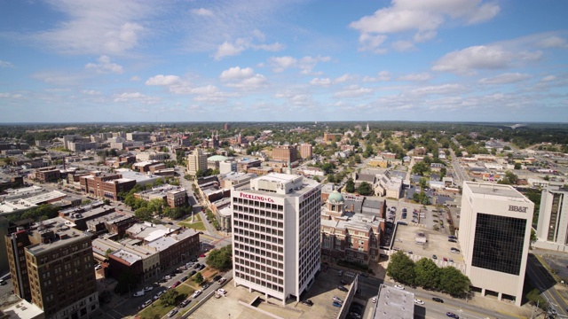 Macon Georgia Aerial v8飞越市中心地区，平扫城市景观视频素材