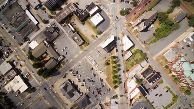 Macon Georgia Aerial v13垂直视图俯瞰城市景观，汽车视频素材