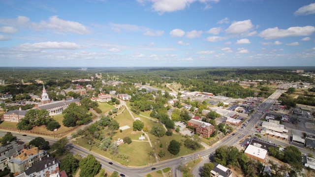 Macon Georgia Aerial v1在美世大学法学院附近低空飞行视频素材