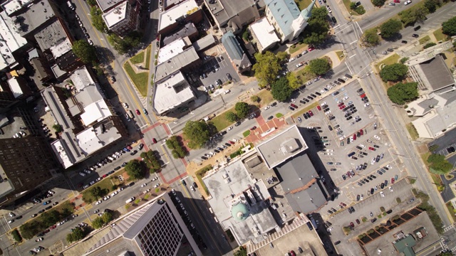 Macon Georgia Aerial v12垂直视图，俯瞰市中心的城市景观视频素材