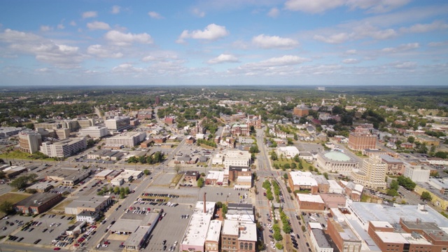 Macon Georgia Aerial v4鸟瞰低飞，在市中心附近全景视频素材