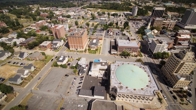 Macon Georgia Aerial v10鸟瞰低飞城市礼堂视频素材