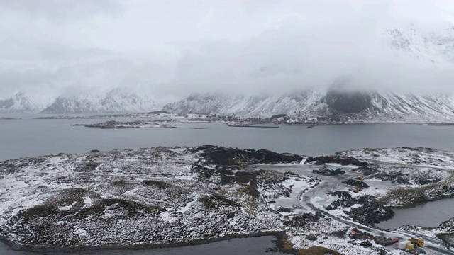 鸟瞰图的白色雪山罗浮敦群岛，Nordland县，挪威，欧洲。山和树，自然景观在冬季。前视图。模式纹理背景。视频素材