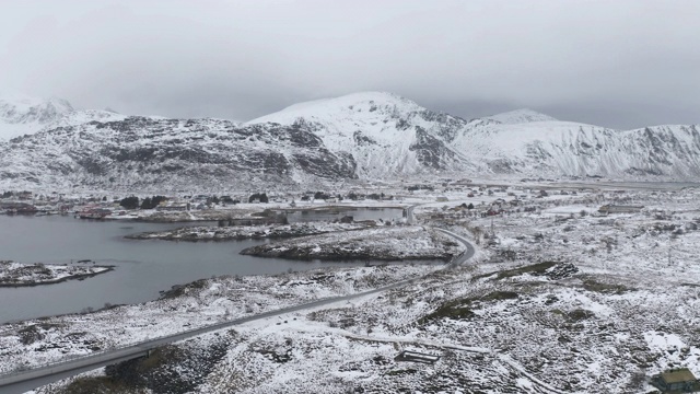 鸟瞰图的白色雪山罗浮敦群岛，Nordland县，挪威，欧洲。山和树，自然景观在冬季。前视图。模式纹理背景。视频素材