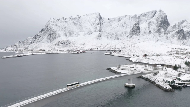 鸟瞰图的白色雪山罗浮敦群岛，Nordland县，挪威，欧洲。山和树，自然景观在冬季。前视图。模式纹理背景。视频素材