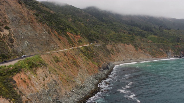 无人机拍摄到陡峭海岸线上的一条公路(大苏尔，太平洋海岸公路，加利福尼亚)视频素材