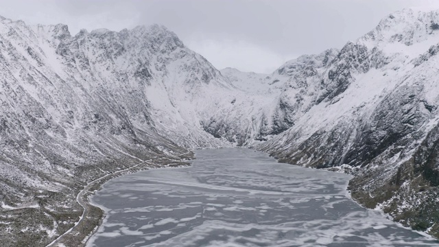 冰川鸟瞰图。欧洲挪威诺德兰郡罗浮敦群岛的冰湖。白雪皑皑的山峦和树木，是冬季自然景观的背景。著名的旅游景点视频素材