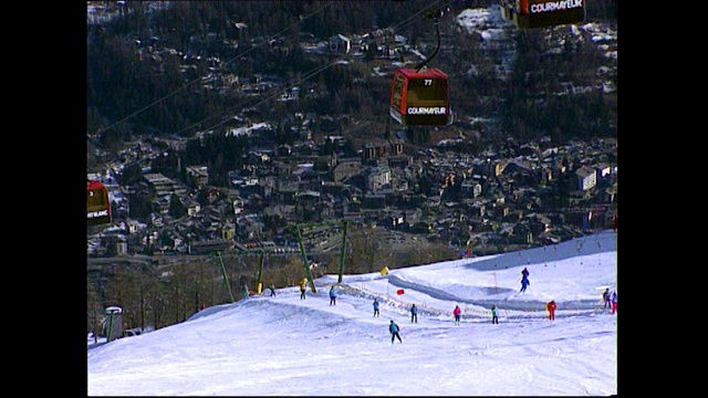 意大利Courmayeur滑雪场山上的滑雪者;1993视频素材