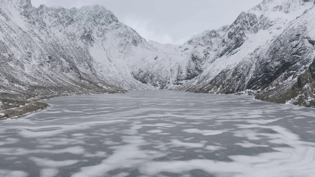 冰川鸟瞰图。欧洲挪威诺德兰郡罗浮敦群岛的冰湖。白雪皑皑的山峦和树木，是冬季自然景观的背景。著名的旅游景点视频素材