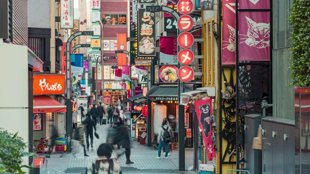 在东京新宿的娱乐夜生活区歌舞伎町，拥挤的人群穿过马路，车流拥挤。日本旅游或亚洲旅游景点的概念视频素材