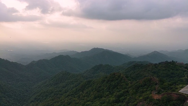 从印度拉贾斯坦邦乌代普尔的Kumbhalgarh Fort看到的美丽的日落视频素材