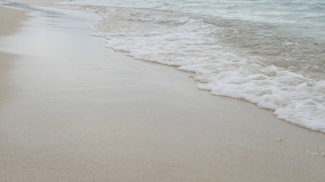 海浪拍打着沙滩视频素材