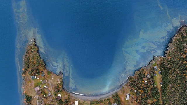 空中拍摄，从海岸与房子，森林和一个大湖(湖苏必利尔湖，大湖，安大略省，加拿大)视频素材