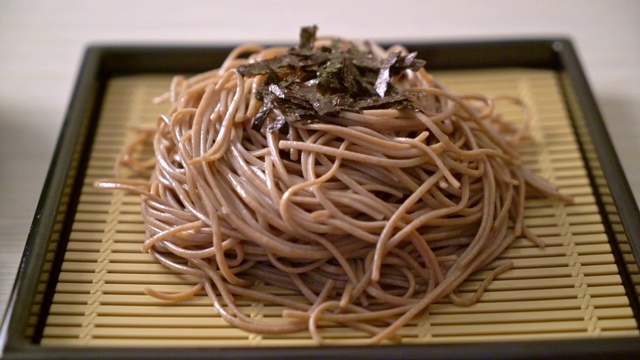 冷荞麦荞麦面或扎鲁拉面-日本食物风格视频素材