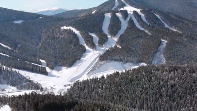 滑雪胜地的空中滑雪场与滑雪者和滑雪缆车。的雪山森林视频素材