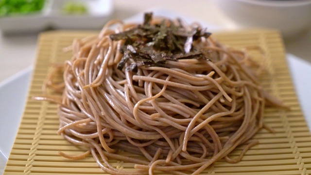 冷荞麦荞麦面或扎鲁拉面-日本食物风格视频素材