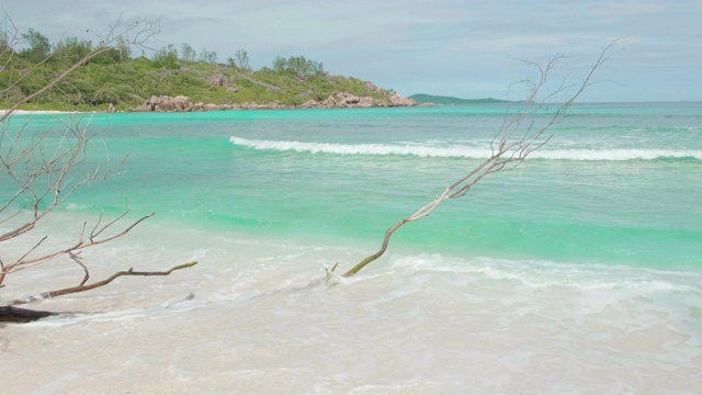 在沙滩上冲破海浪视频素材