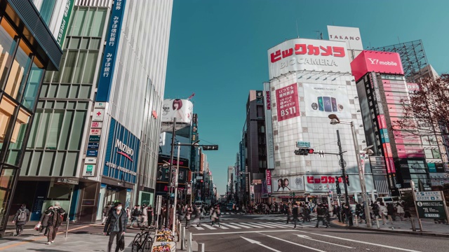 在东京新宿的娱乐夜生活区歌舞伎町，拥挤的人群穿过马路，车流拥挤。日本旅游或亚洲旅游景点的概念视频素材