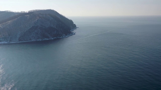 海景鸟瞰图，有一座山在海边。视频素材