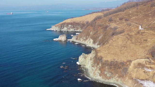 海景鸟瞰图，有一座山在海边。俄罗斯纳霍德卡视频素材