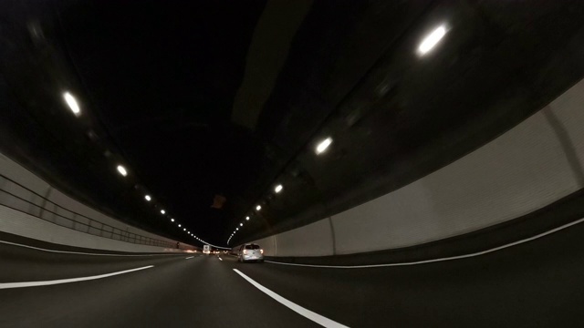 夜间在高速公路上行驶，非常宽视频素材