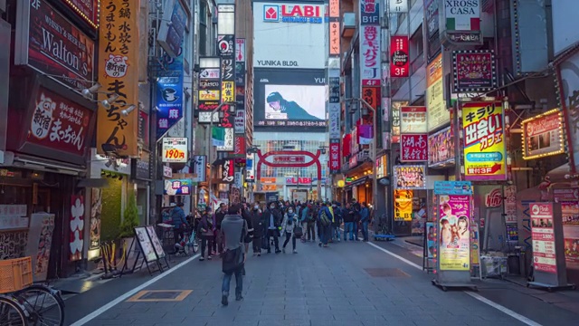 在东京新宿的娱乐夜生活区歌舞伎町，过马路的人群拥挤不堪，车水马龙。日本旅游或亚洲旅游景点的概念视频素材