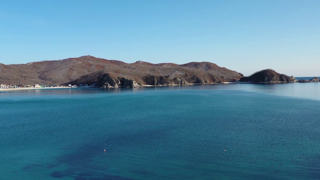 海景鸟瞰图，有一座山在海边。俄罗斯纳霍德卡视频素材