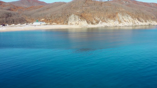 海景鸟瞰图，有一座山在海边。俄罗斯纳霍德卡视频素材