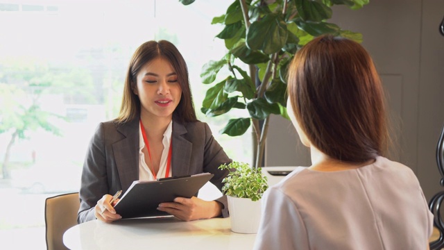 年轻的亚洲女商人经理面试申请人/求职者/候选人在办公室，工作面试和招聘的概念视频素材