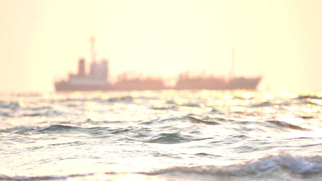 海面上的日落，慢镜头。视频素材