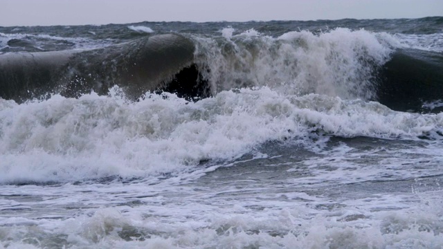 极其巨大的海浪冲击海岸，太平洋美丽的海浪。超级慢动作。暴风雨中的海浪。强烈的海洋热带飓风。全球变暖。恶劣天气气旋飓风风。视频素材